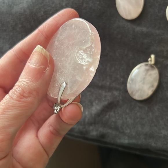 Lot of varying sized rose quart pendants slight damage - Picture 4 of 6